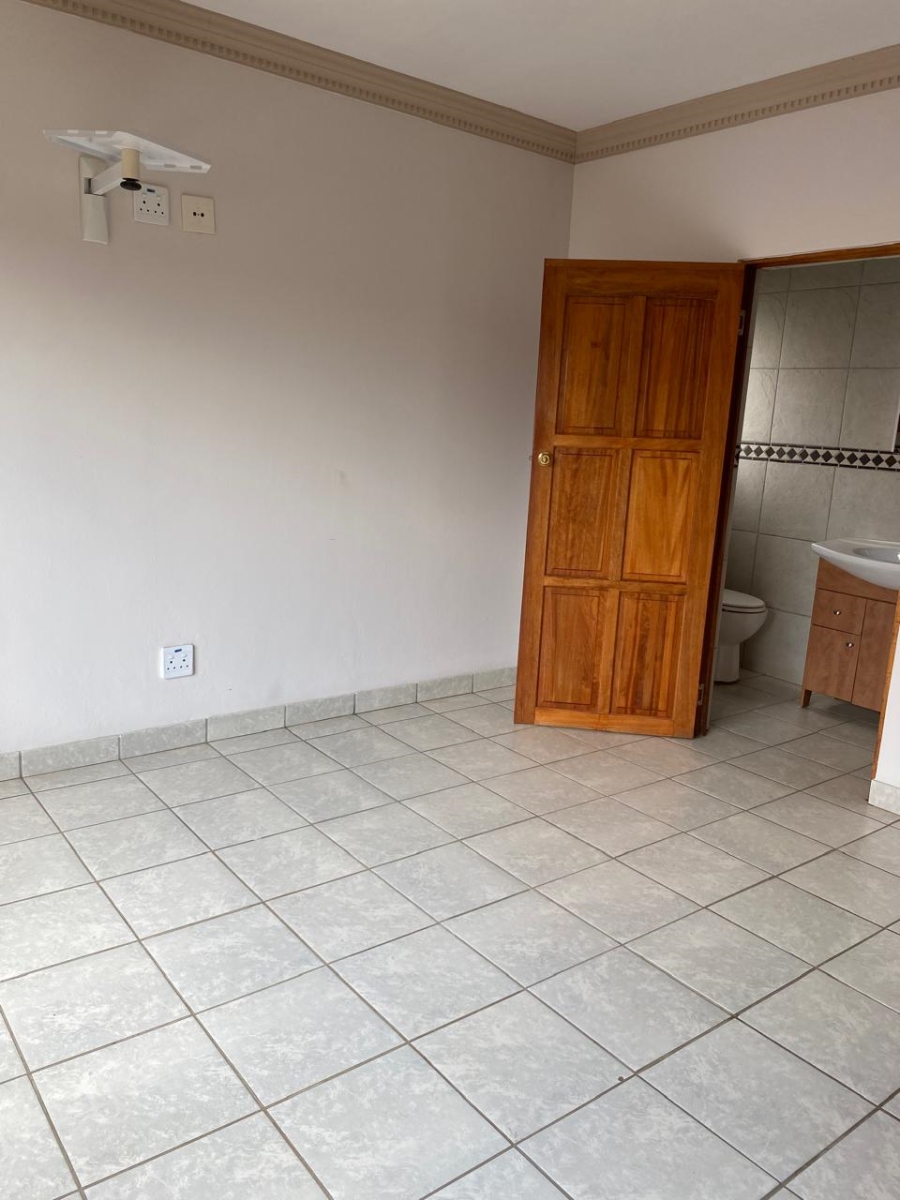 5 Bedroom Property for Sale in Birdwood Estate North West